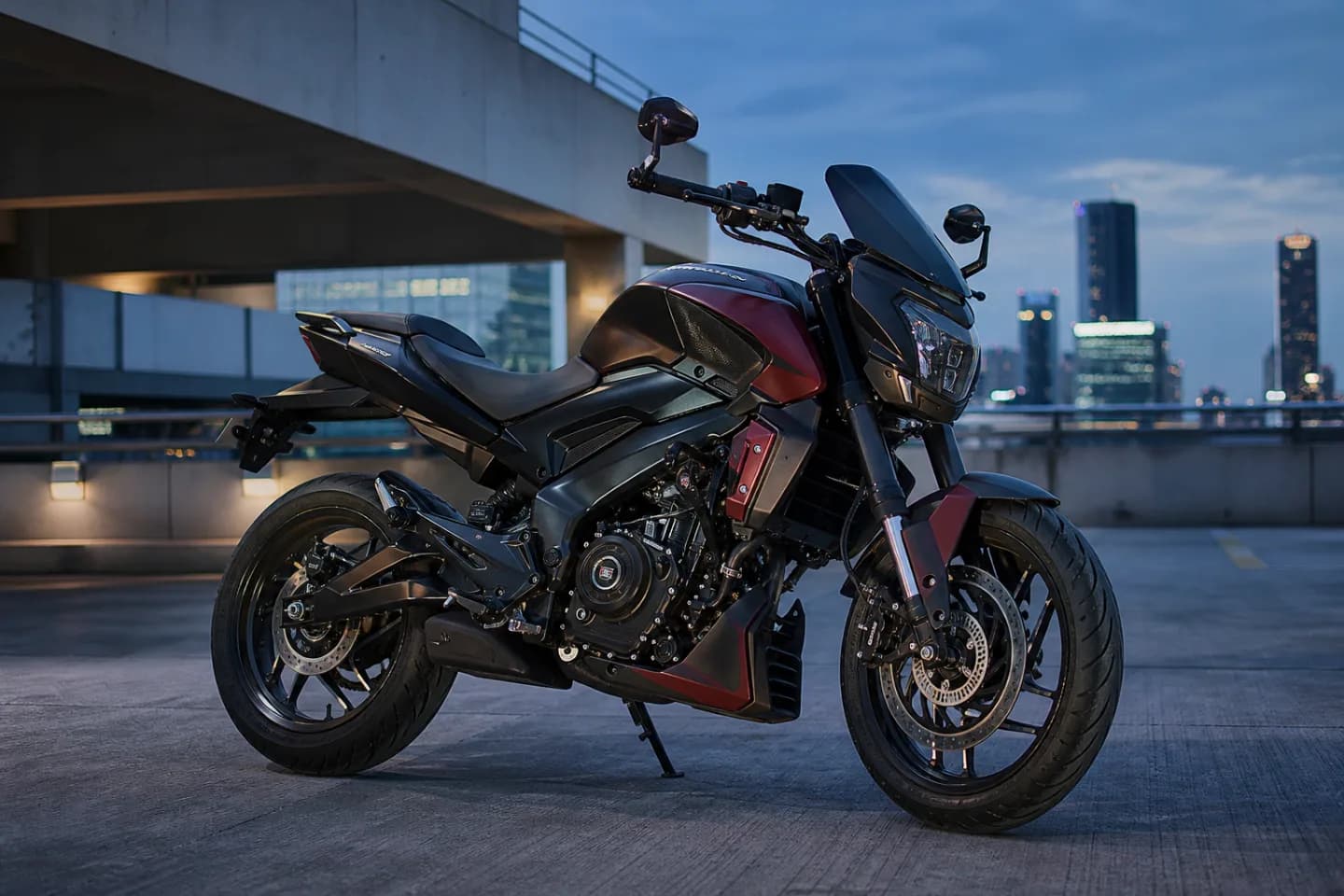 Concepto visual de una motocicleta tipo Bajaj Pulsar NS200 con preparación urbana deportiva